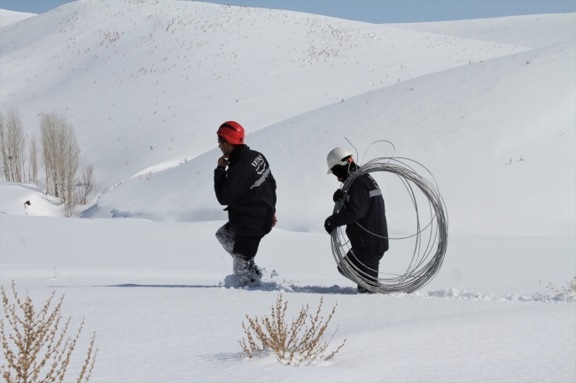 Kesintisiz enerji için karlı tepelere tırmanıp arızaları gideriyorlar